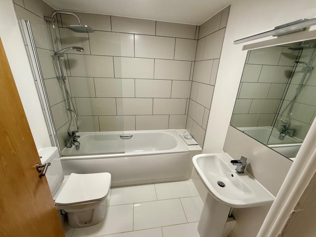 Lot: 85 - WELL PRESENTED TWO-BEDROOM FLAT - Bathroom with W.C.
